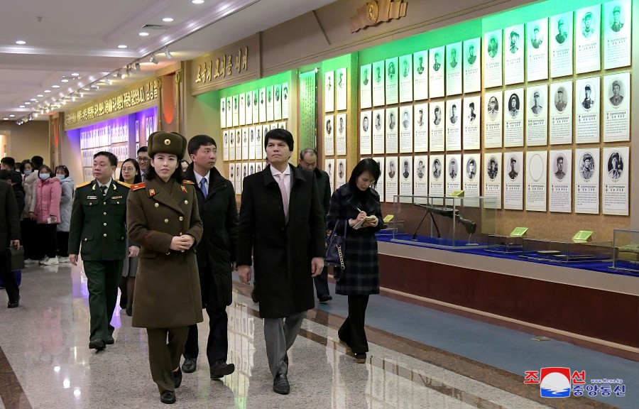 越南大使馆成员参观祖国解放战争胜利纪念馆