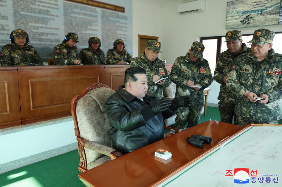 경애하는 김정은동지께서 서부지구 중요작전훈련기지를 현지시찰하시였다