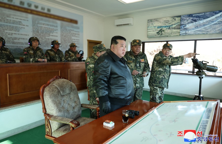 경애하는 김정은동지께서 서부지구 중요작전훈련기지를 현지시찰하시였다