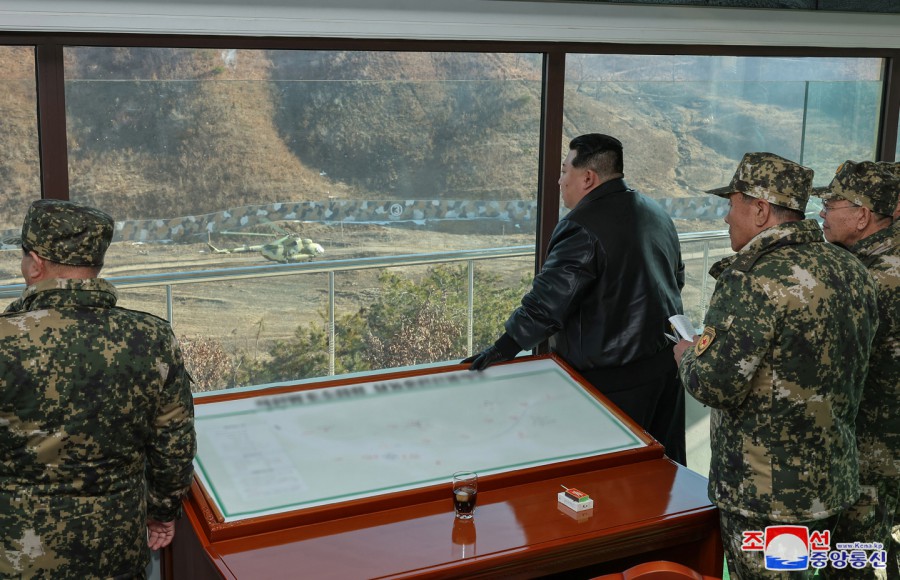 경애하는 김정은동지께서 서부지구 중요작전훈련기지를 현지시찰하시였다