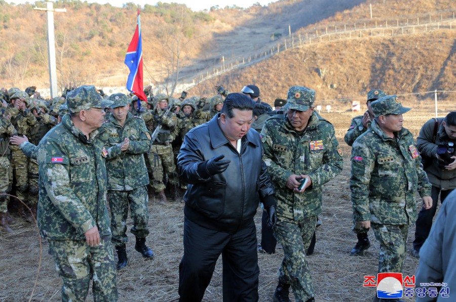 경애하는 김정은동지께서 서부지구 중요작전훈련기지를 현지시찰하시였다