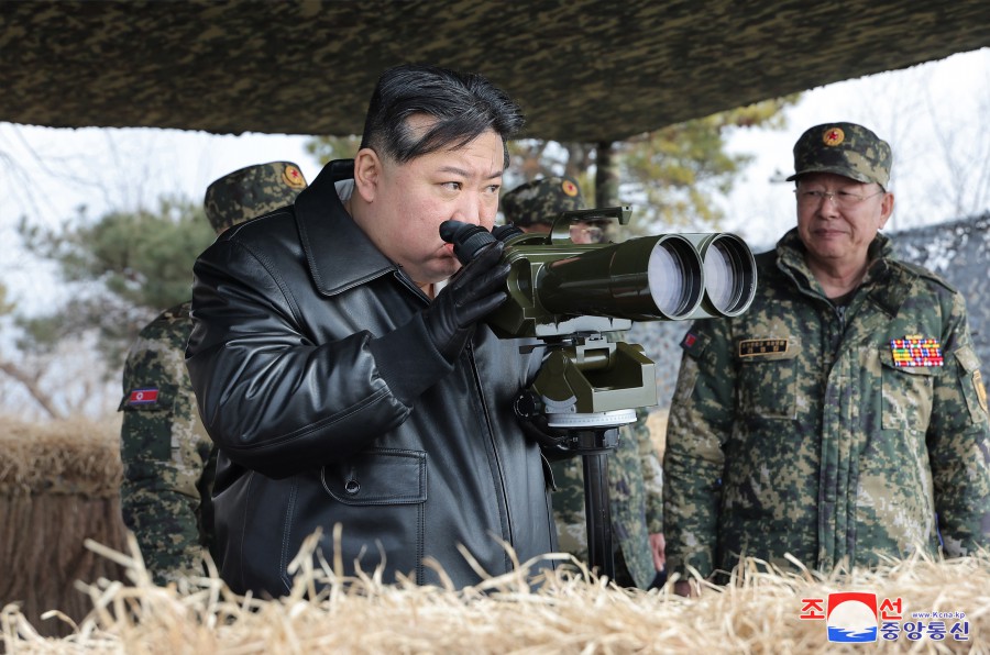경애하는 김정은동지께서 조선인민군 대련합부대들의 포사격훈련을 지도하시였다