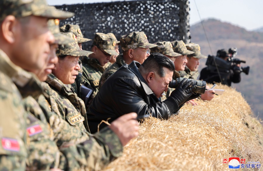 경애하는 김정은동지께서 조선인민군 땅크병대련합부대간의 대항훈련경기를 지도하시였다