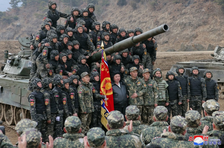 경애하는 김정은동지께서 조선인민군 땅크병대련합부대간의 대항훈련경기를 지도하시였다