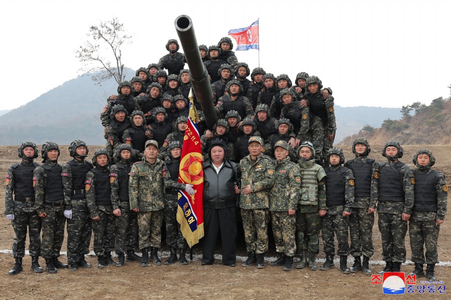 경애하는 김정은동지께서 조선인민군 땅크병대련합부대간의 대항훈련경기를 지도하시였다