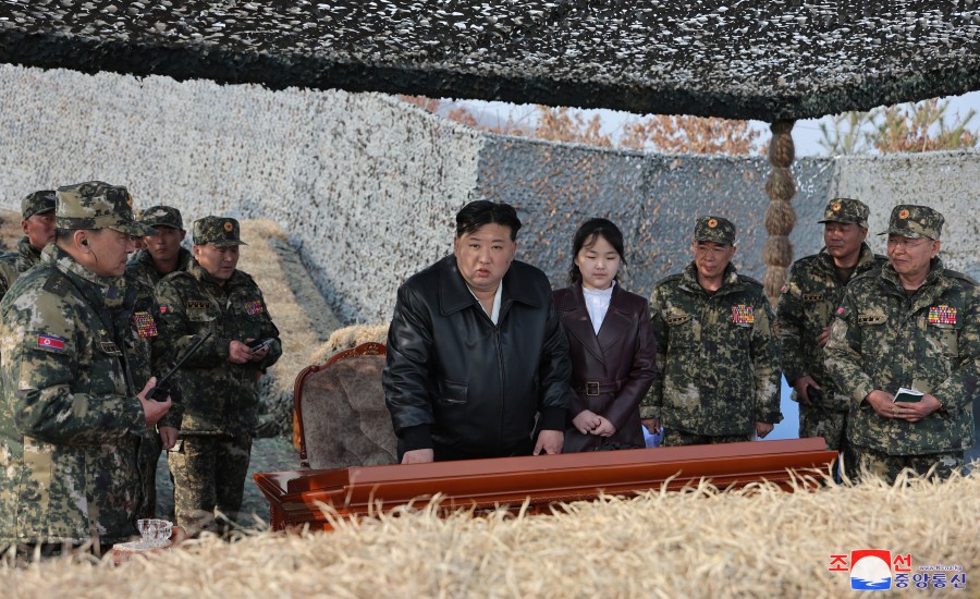 경애하는 김정은동지께서 조선인민군 항공륙전병부대들의 훈련을 지도하시였다