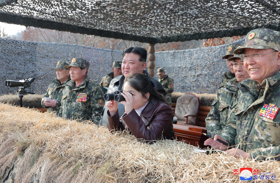 경애하는 김정은동지께서 조선인민군 항공륙전병부대들의 훈련을 지도하시였다