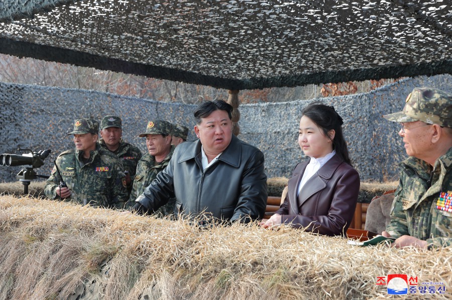 경애하는 김정은동지께서 조선인민군 항공륙전병부대들의 훈련을 지도하시였다