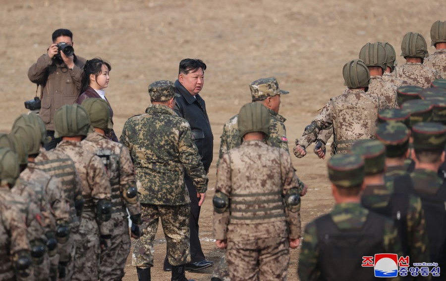 경애하는 김정은동지께서 조선인민군 항공륙전병부대들의 훈련을 지도하시였다