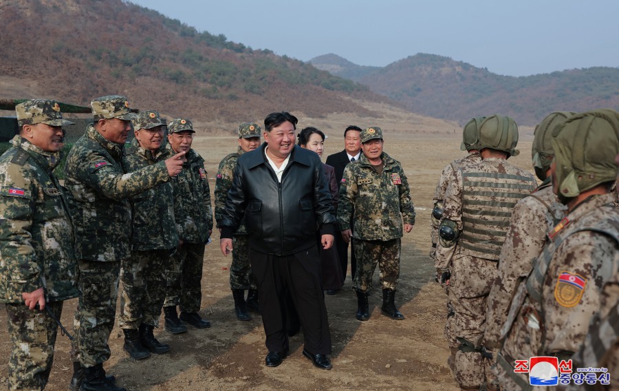 경애하는 김정은동지께서 조선인민군 항공륙전병부대들의 훈련을 지도하시였다