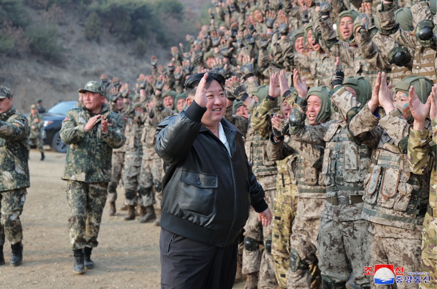 경애하는 김정은동지께서 조선인민군 항공륙전병부대들의 훈련을 지도하시였다