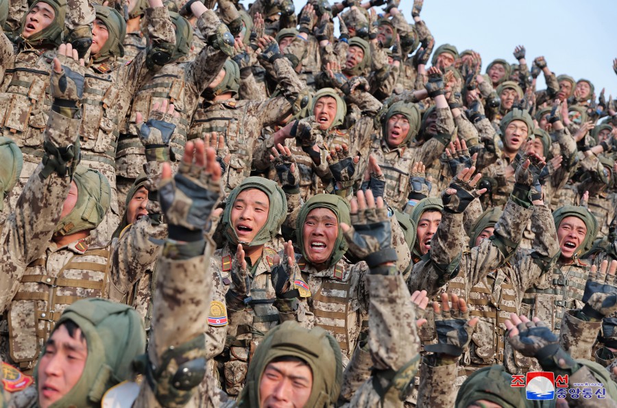 경애하는 김정은동지께서 조선인민군 항공륙전병부대들의 훈련을 지도하시였다