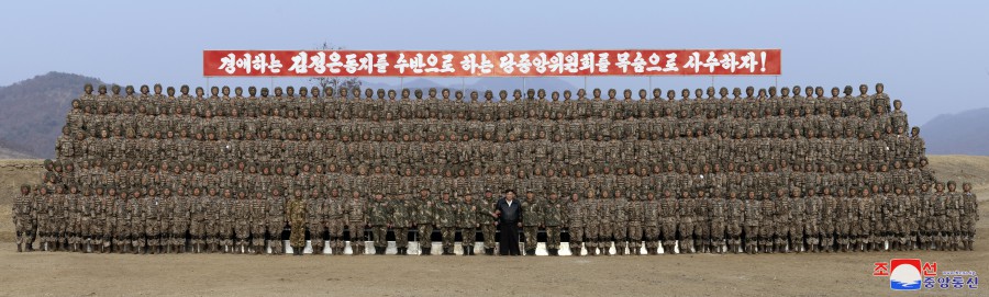 경애하는 김정은동지께서 조선인민군 항공륙전병부대들의 훈련을 지도하시였다