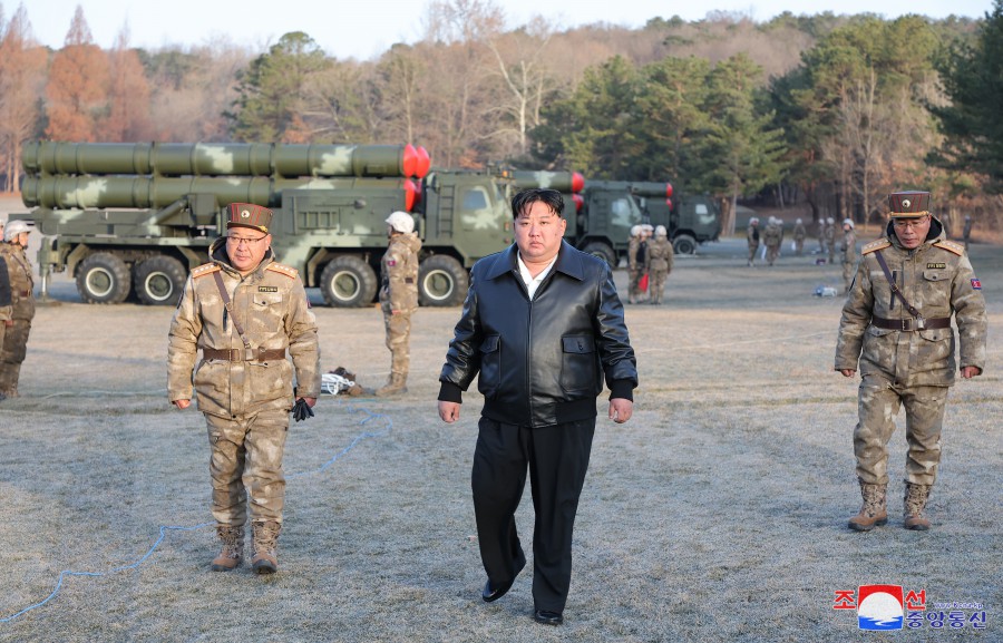 경애하는 김정은동지께서 중요화력타격임무를 맡고있는 서부지구 포병부대의 사격훈련을 지도하시였다