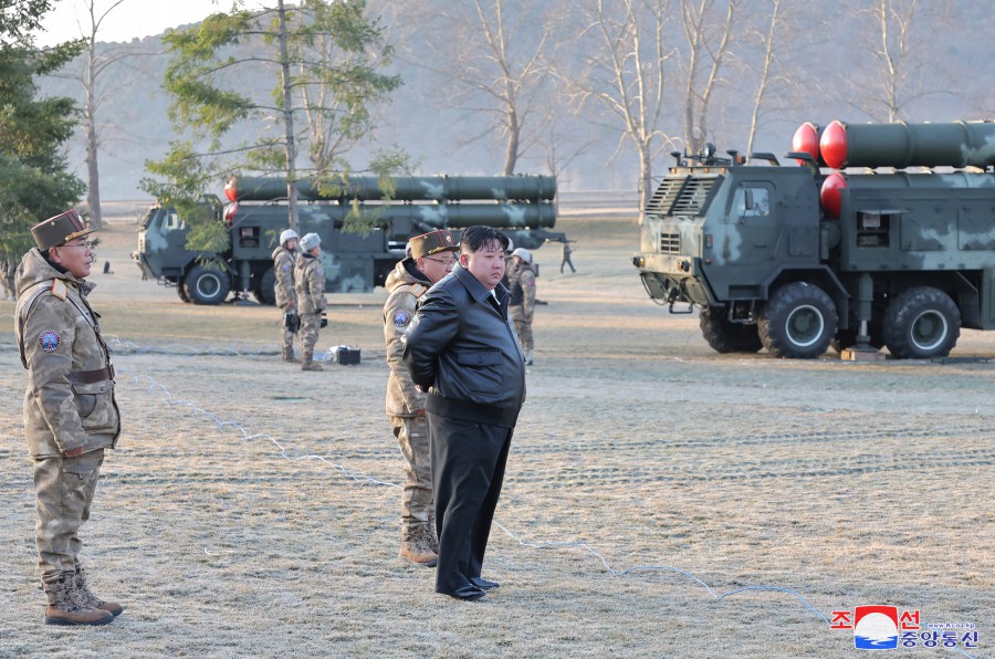 경애하는 김정은동지께서 중요화력타격임무를 맡고있는 서부지구 포병부대의 사격훈련을 지도하시였다