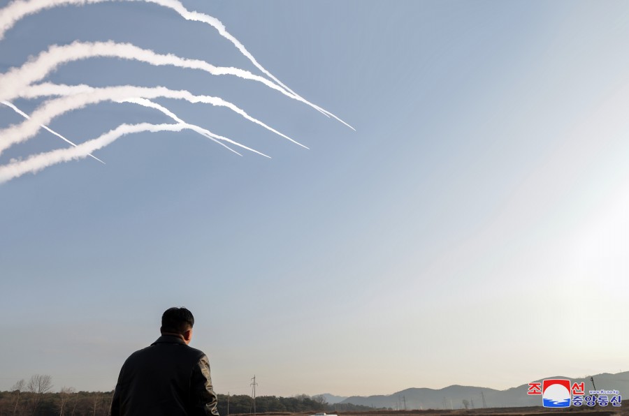 경애하는 김정은동지께서 중요화력타격임무를 맡고있는 서부지구 포병부대의 사격훈련을 지도하시였다