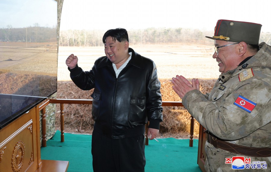 경애하는 김정은동지께서 중요화력타격임무를 맡고있는 서부지구 포병부대의 사격훈련을 지도하시였다