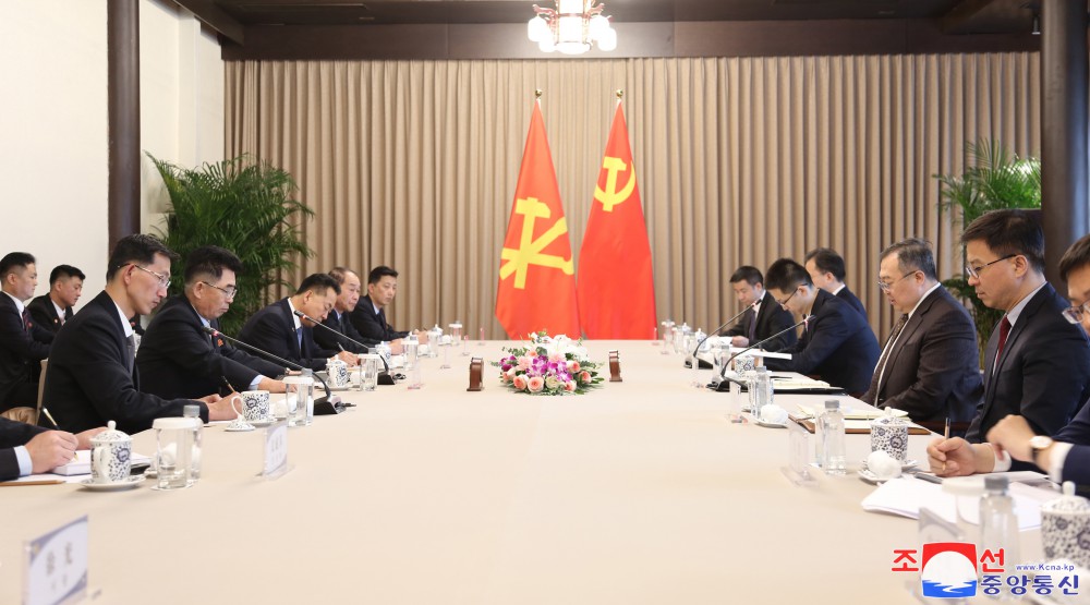 Talks Held between DPRK and Chinese Party Officials