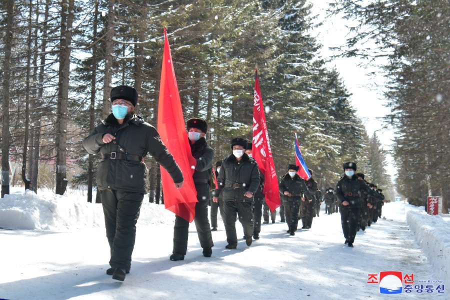 全国记者和新闻工作者白头山地区革命战迹地参观学习行军队启程仪式举行