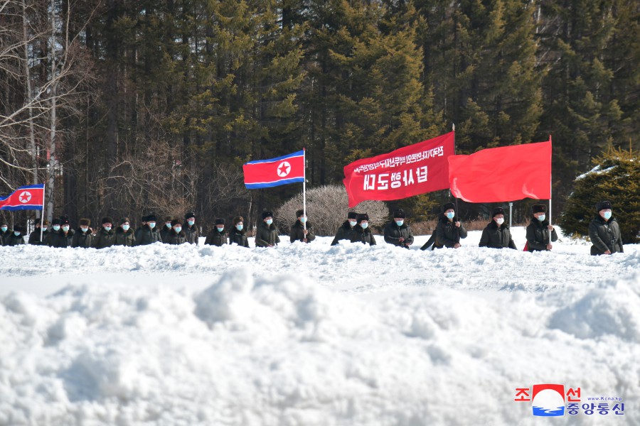 全国记者和新闻工作者白头山地区革命战迹地参观学习行军队启程仪式举行