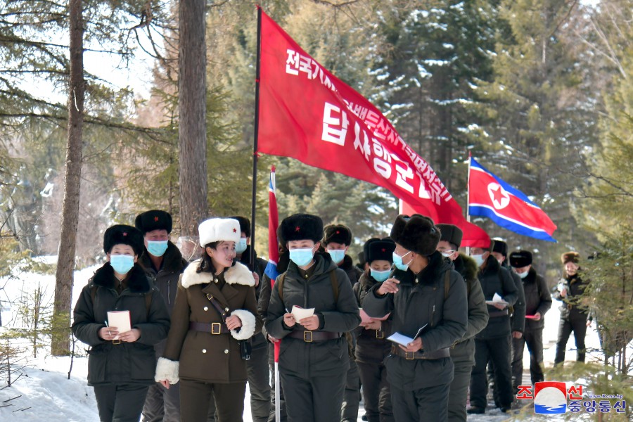 全国记者和新闻工作者白头山地区革命战迹地参观学习行军队启程仪式举行
