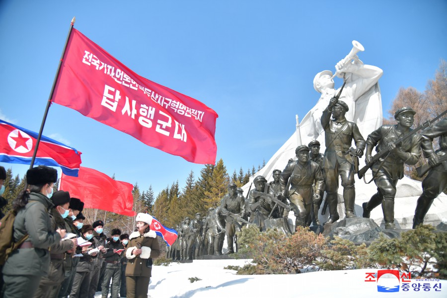 全国记者和新闻工作者白头山地区革命战迹地参观学习行军队启程仪式举行