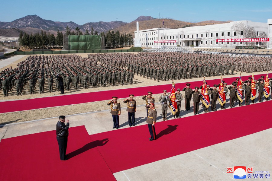 金正恩総書記が第１０５戦車師団の指揮部と直属第１戦車装甲歩兵連隊を視察