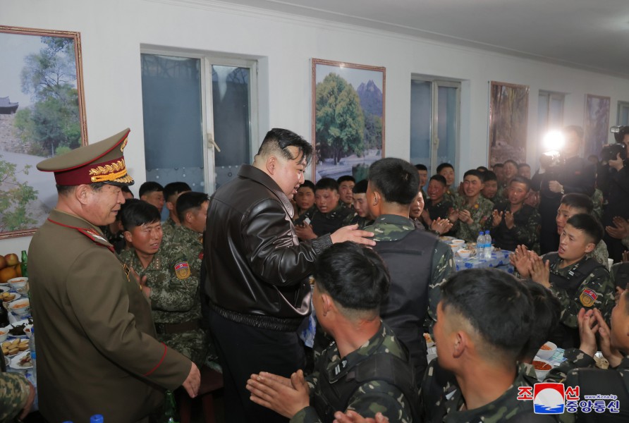 경애하는 김정은동지께서 조선인민군 근위 서울류경수제105땅크사단 지휘부와 직속 제1땅크장갑보병련대를 시찰하시였다