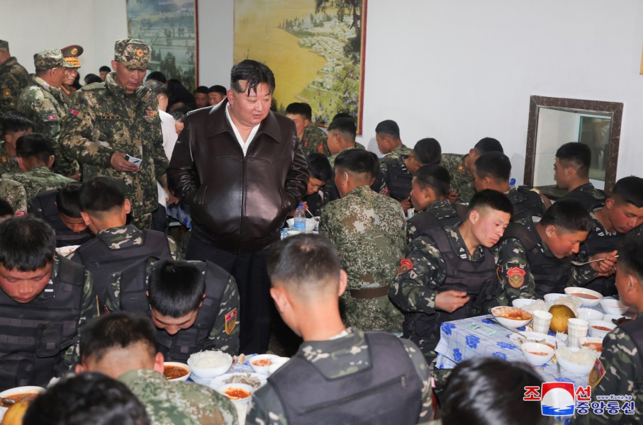 경애하는 김정은동지께서 조선인민군 근위 서울류경수제105땅크사단 지휘부와 직속 제1땅크장갑보병련대를 시찰하시였다