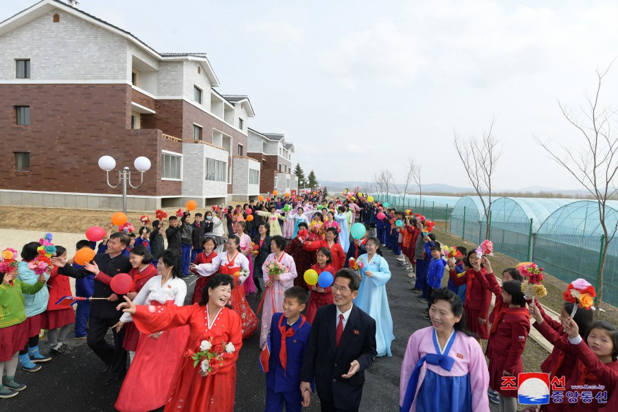 Mudanza a nuevas viviendas en el Complejo Invernadero de Kangdong