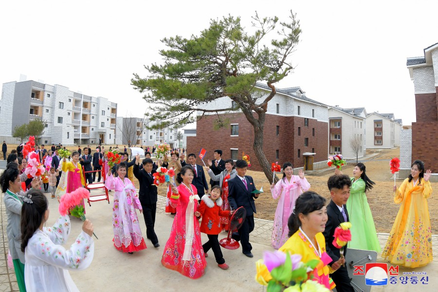 Mudanza a nuevas viviendas en el Complejo Invernadero de Kangdong