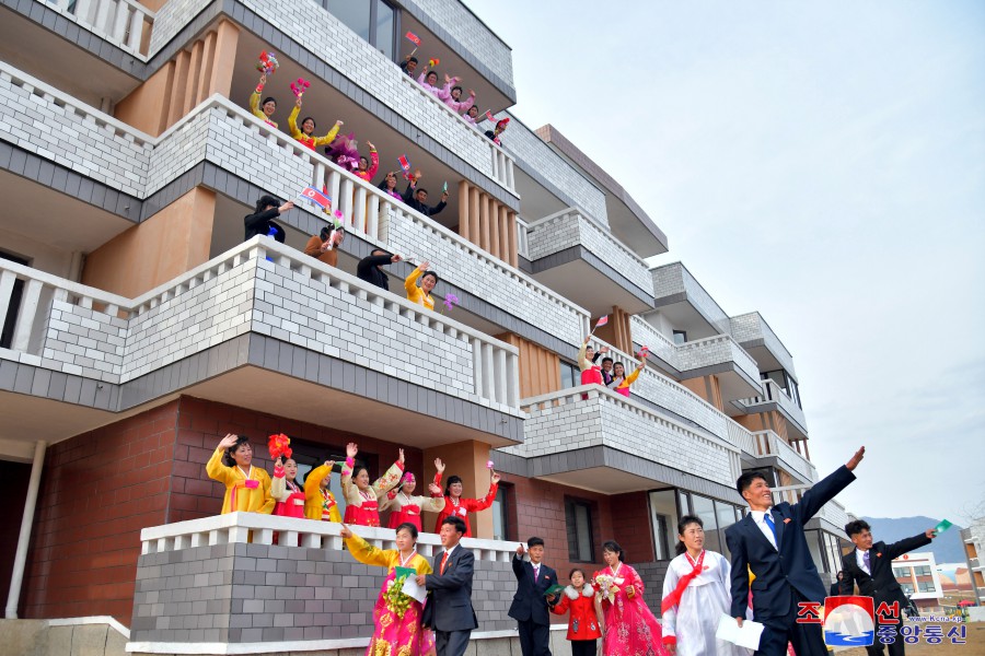Mudanza a nuevas viviendas en el Complejo Invernadero de Kangdong
