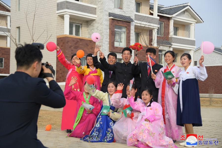 Mudanza a nuevas viviendas en el Complejo Invernadero de Kangdong