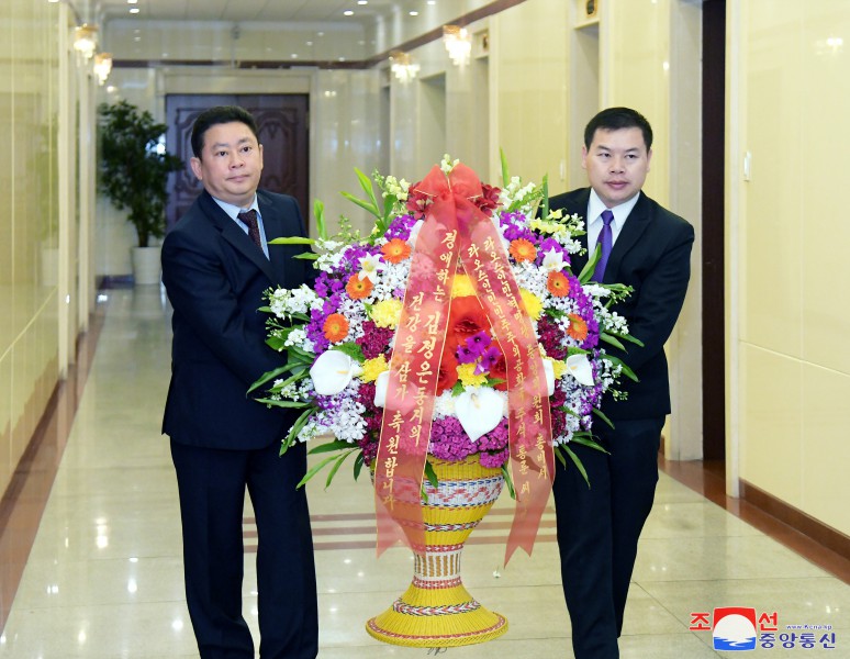 敬爱的金正恩同志收到老挝人革党中央总书记、国家主席送来的花篮