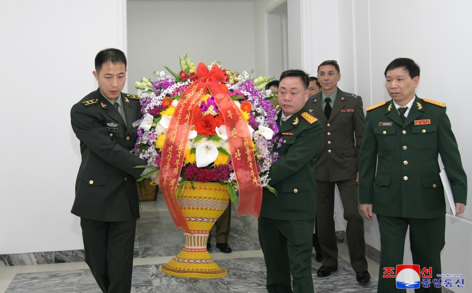 敬爱的金正恩同志收到以外国驻朝鲜武官团名义的花篮与贺信