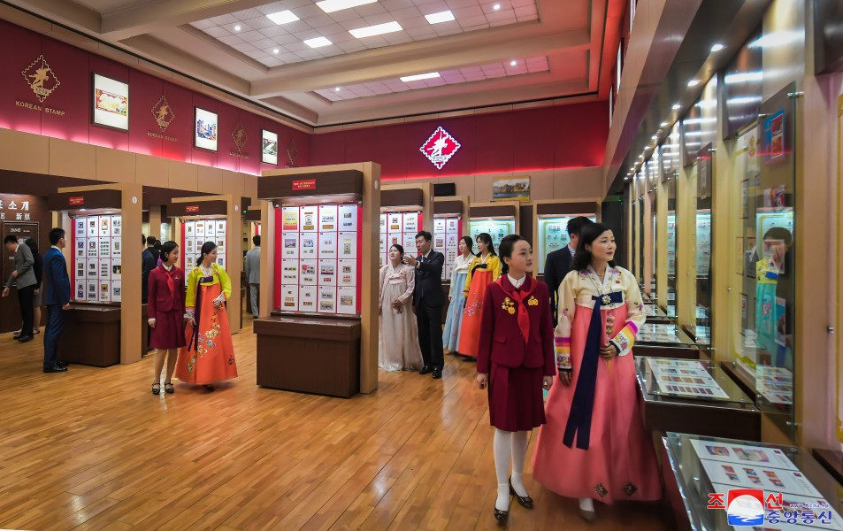 庆祝伟大领袖金日成同志华诞１１２周年邮票展开幕