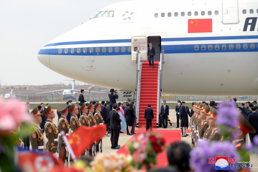 Chinese Party and Government Delegation Arrives in Pyongyang