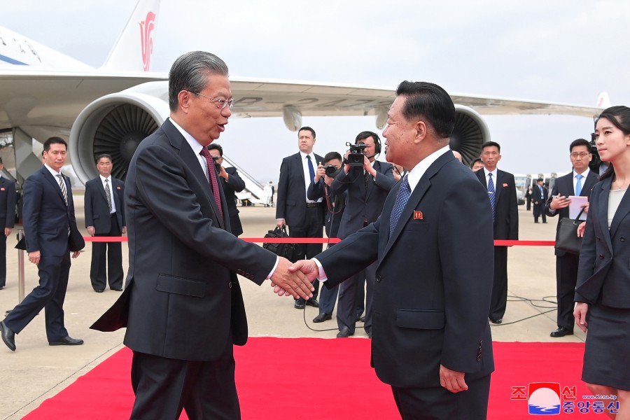 Chinese Party and Government Delegation Arrives in Pyongyang