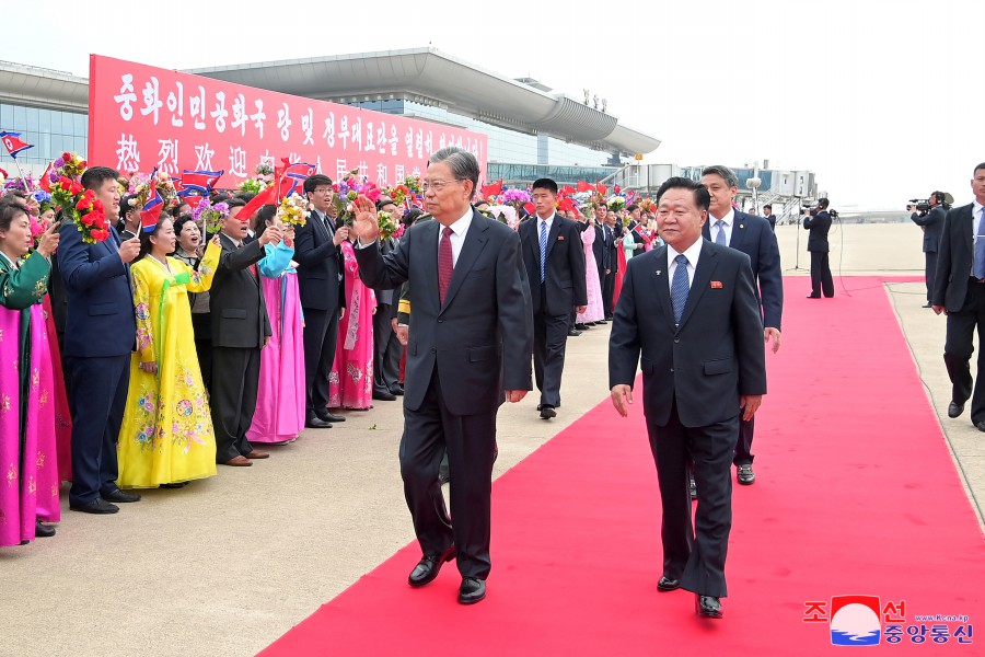 Chinese Party and Government Delegation Arrives in Pyongyang