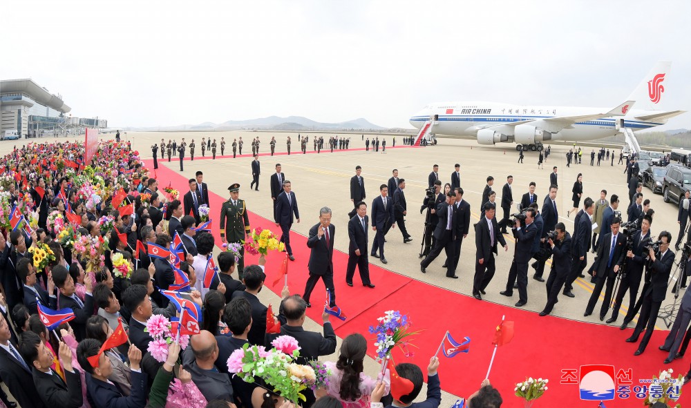 Chinese Party and Government Delegation Arrives in Pyongyang