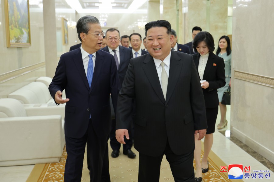 敬爱的金正恩同志会见中华人民共和国党政代表团