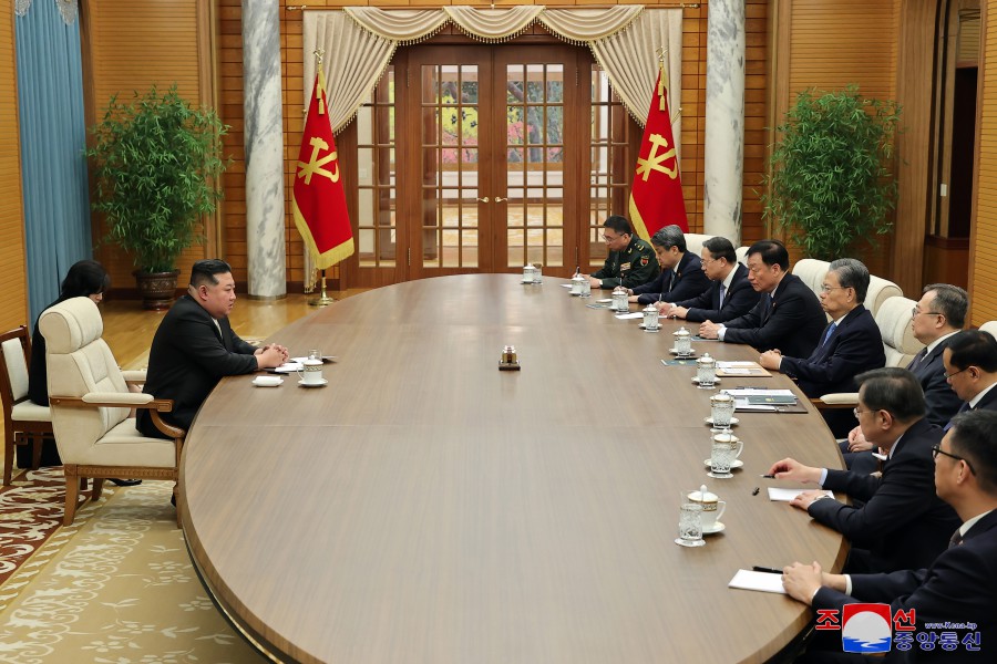 敬爱的金正恩同志会见中华人民共和国党政代表团