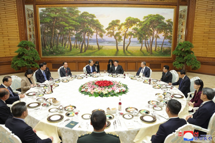 敬爱的金正恩同志会见中华人民共和国党政代表团