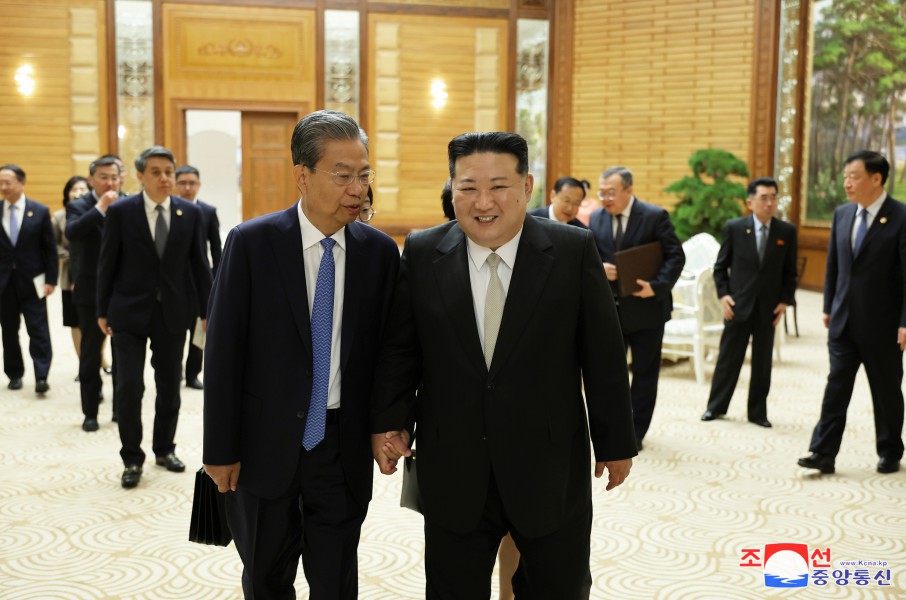 敬爱的金正恩同志会见中华人民共和国党政代表团