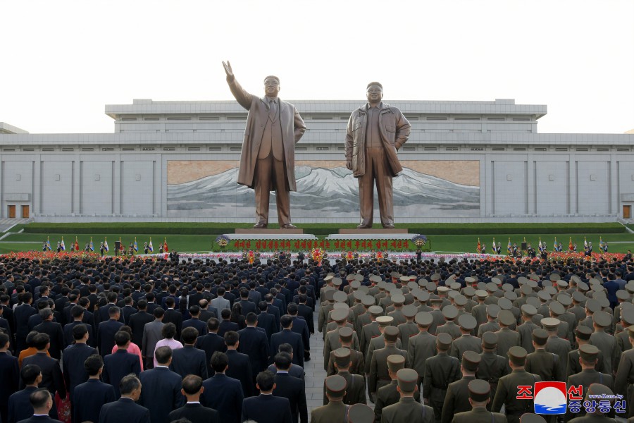위대한 수령 김일성동지와 위대한 령도자 김정일동지의 동상에 민족최대의 경사스러운 태양절에 즈음하여 꽃바구니 진정