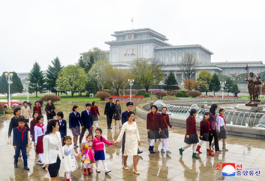 全国人民隆重庆祝民族最大的喜庆节日——４月１５日