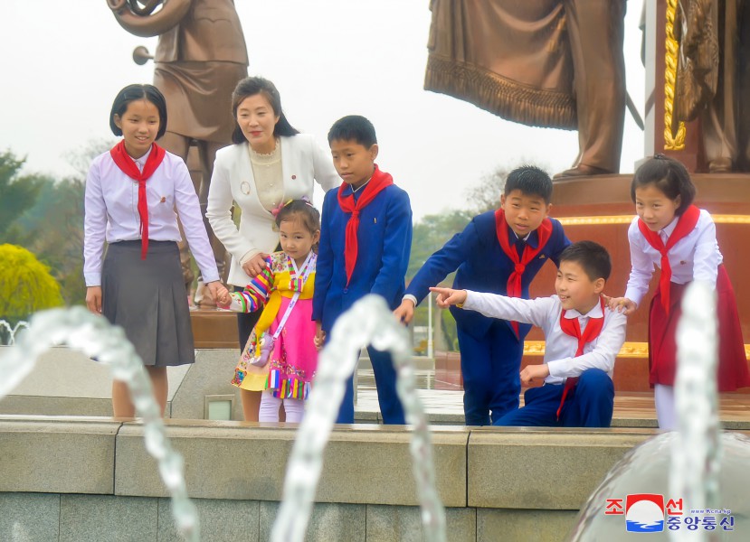 全国人民隆重庆祝民族最大的喜庆节日——４月１５日
