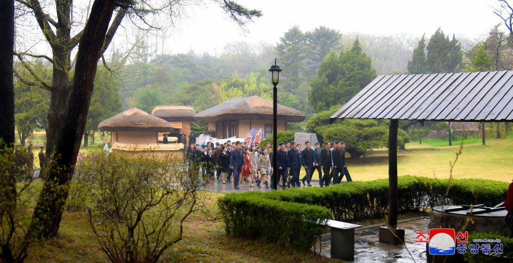 全国人民隆重庆祝民族最大的喜庆节日——４月１５日