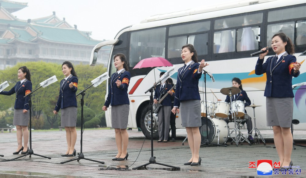 全国人民隆重庆祝民族最大的喜庆节日——４月１５日