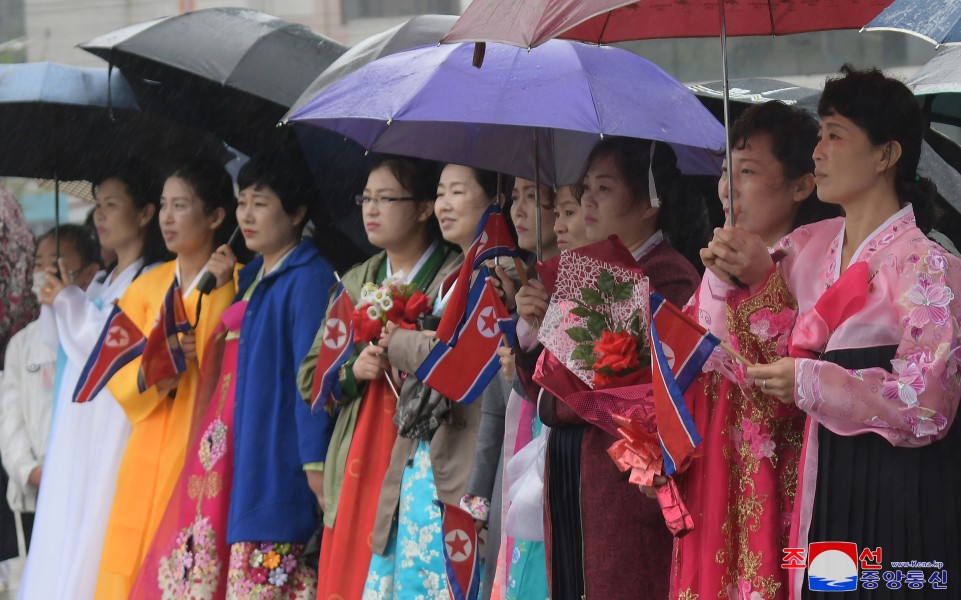 全国人民隆重庆祝民族最大的喜庆节日——４月１５日